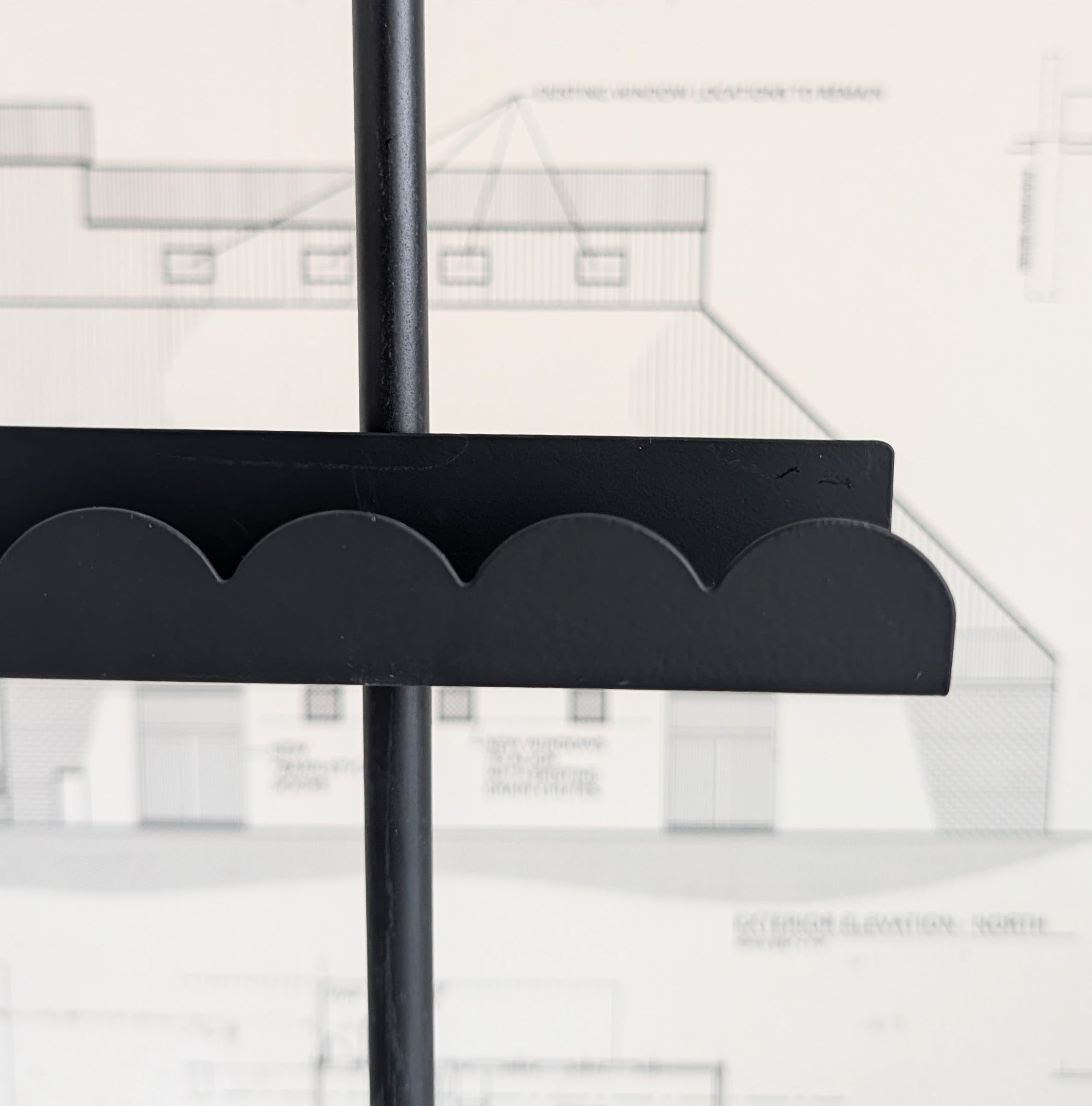 Black Scalloped Easel